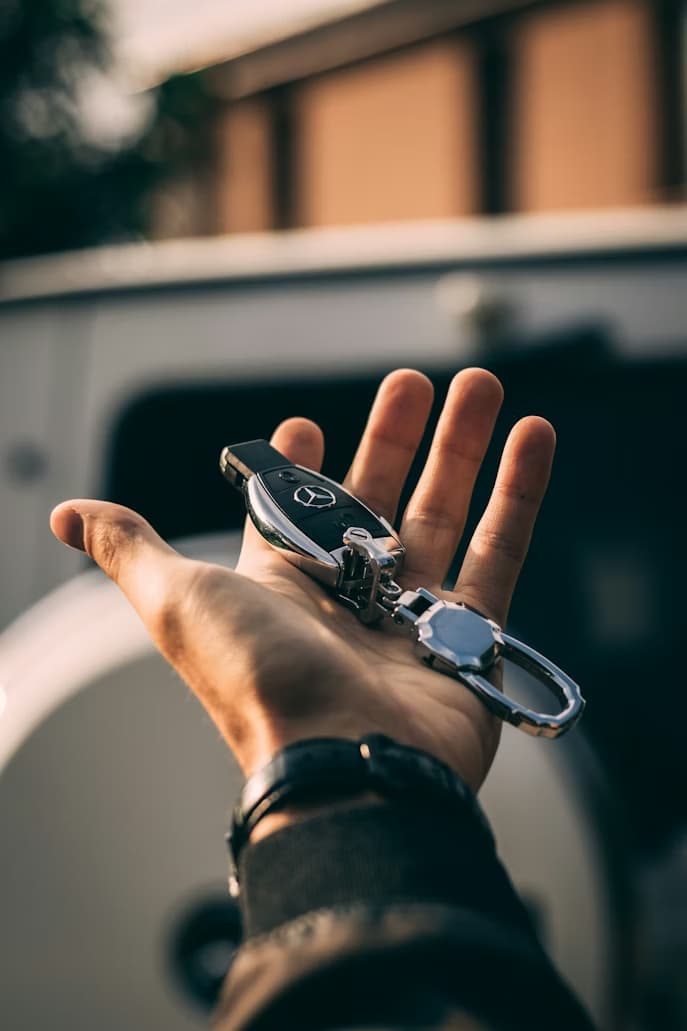 Chave automotiva codificada em frente a um veículo
